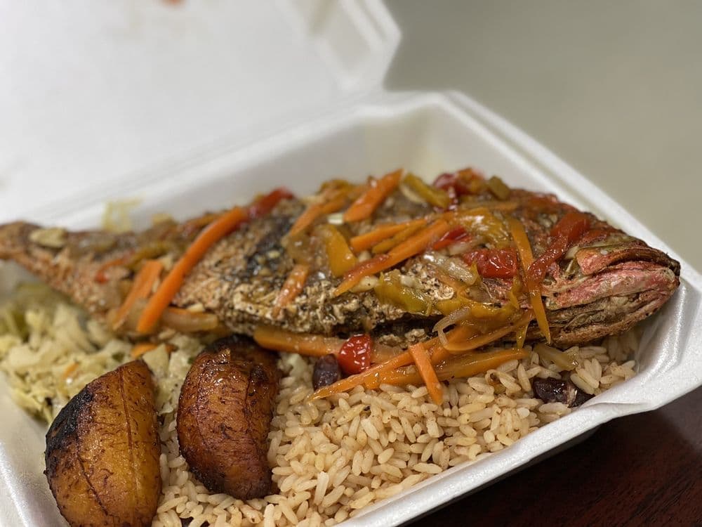 <b><a href="https://www.yelp.com/biz/jamaican-grille-raleigh?osq=Caribbean+Food">Número 1: Jamaican Grille (5500 Atlantic Springs Rd Ste 109 Raleigh, NC 27616)</a></b>. Una usuaria de Yelp lo describió así: “Delicioso cada vez. La mejor cocina jamaicana en el área del triángulo”.