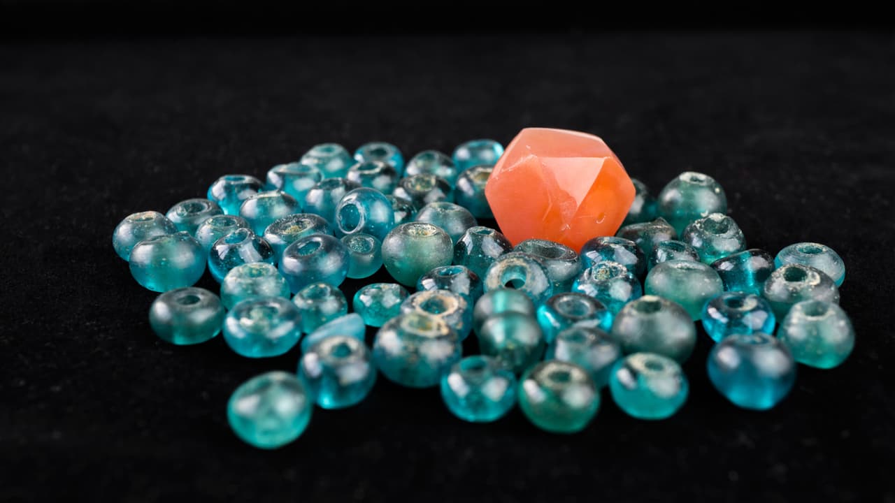 El sello de Mahoma era una cornalina grabada en un anillo de plata. Actualmente, budistas de India, China y el Tibet creen en los poderes protectores de la piedra y las combinan con otras como la turquesa y el lapislázuli.