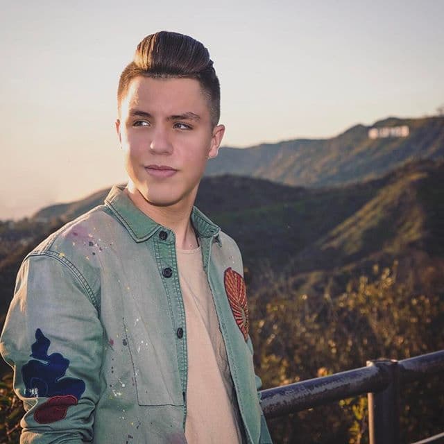 Jonatan contactó a través de Instagram a Noel Torres, para pedirle lo dejara participar junto a él en una presentación programada en Sacramento, a la cual Torres accedió.