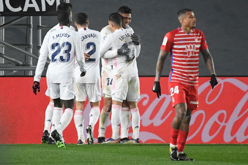 Casemiro (57’) marcó el primero y Benzema (90+3’) selló el triunfo en el último suspiro del cotejo. Los merengues llegaron a 32 unidades empatando a los del ‘Cholo’. Real Madrid cerrará el año enfrentando al Elche.
