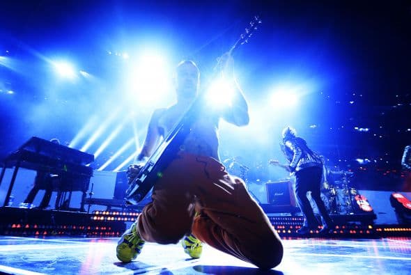 Un cuidado estilismo retro, una banda llena de energía y una particular mezcla de soul y rock sirvieron al cantante Bruno Mars para cautivar a la millonaria audiencia del Super Bowl durante el descanso de la gran cita anual del fútbol americano. Mars, de sólo 28 años y sobre quien planeaba la duda de si sería capaz de enfrentarse a un escenario de tal calibre, optó por un show directo y contundente. Tras una breve introducción a cargo de un coro de niños, un espectacular solo de batería sirvió para abrir el fuego y dar paso rápidamente al gran éxito "Locked Out of Heaven". Impecablemente vestido con una chaqueta dorada, despachó el tema junto a una banda con una amplia sección de viento que se lució en las coreografías. Sin más dilación, Mars descargó su segundo hit, "Treasure", y a continuación demostró su capacidad para fusionar el soul, el pop y el rock integrando en su espectáculo a los Red Hot Chili Peppers. La banda de Anthony Kiedis y Flea puso a saltar a todo el estadio Metlife con su clásico "Give it Away". Los rockeros californianos, a pecho descubierto como manda la tradición, solo necesitaron un par de minutos para demostrar que siguen en buena forma y ceder de nuevo el protagonismo a Mars.