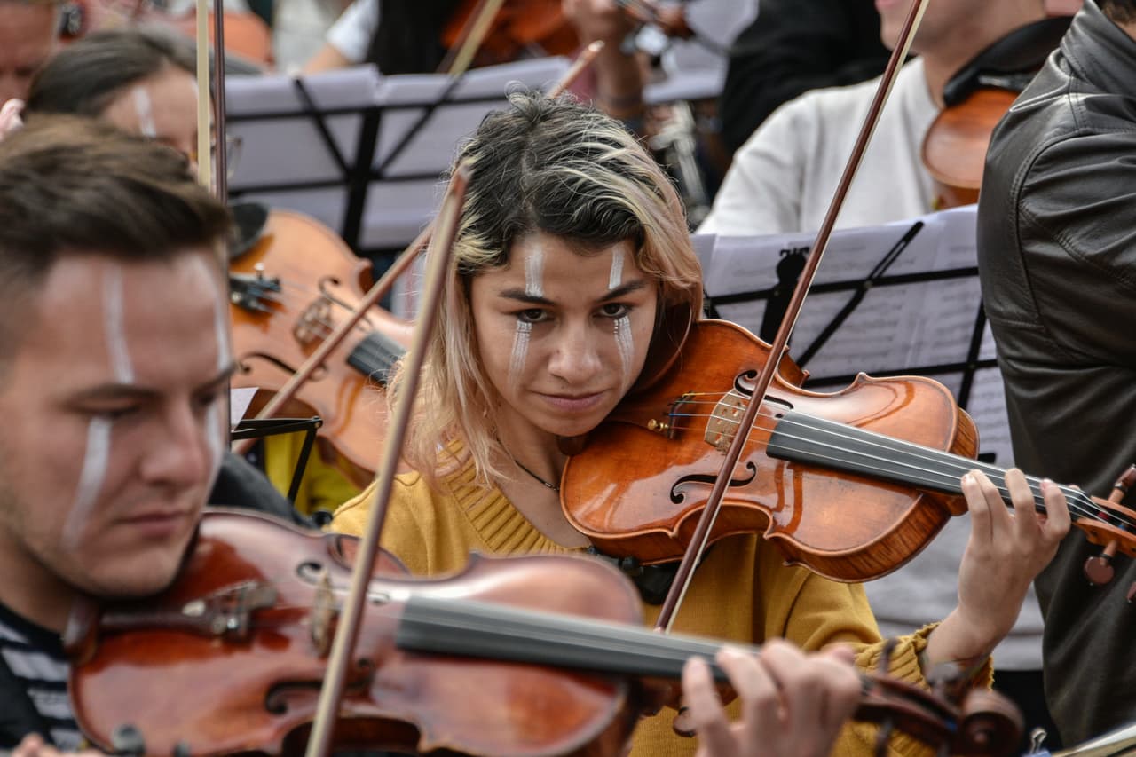 Jóvenes músicos del conservatorio de la Universidad Nacional de Colombia 
<b>'protestan' con sus violines</b> en el paro nacional en contra del presidente Duque el 27 de noviembre del 2019.