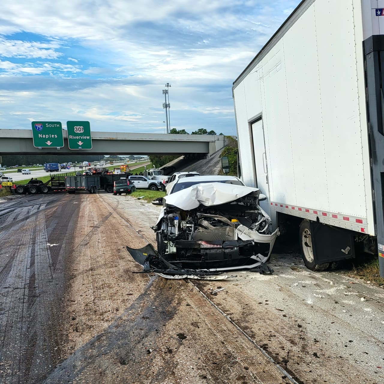Un accidente múltiple en la intersección de la I-75 y Carretera Estatal 60, en Brandon, en el condado Hillsborough, dejó ocho personas heridas. La causa fue un camión que arrojó tierra mojada a la calle.