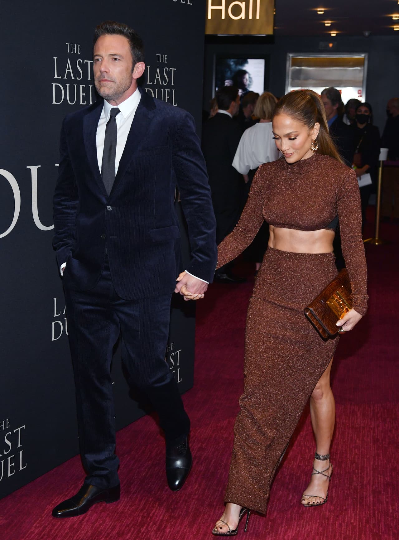 Ante sus cada vez más constantes apariciones públicas como novios, a la pareja también se le ha visto de manera frecuente 
<b><a href="https://www.univision.com/famosos/jlo-ben-affleck-juntos-5-hijos-primera-vez-fotos" target="_blank">en salidas familiares junto a sus hijos. </a></b>