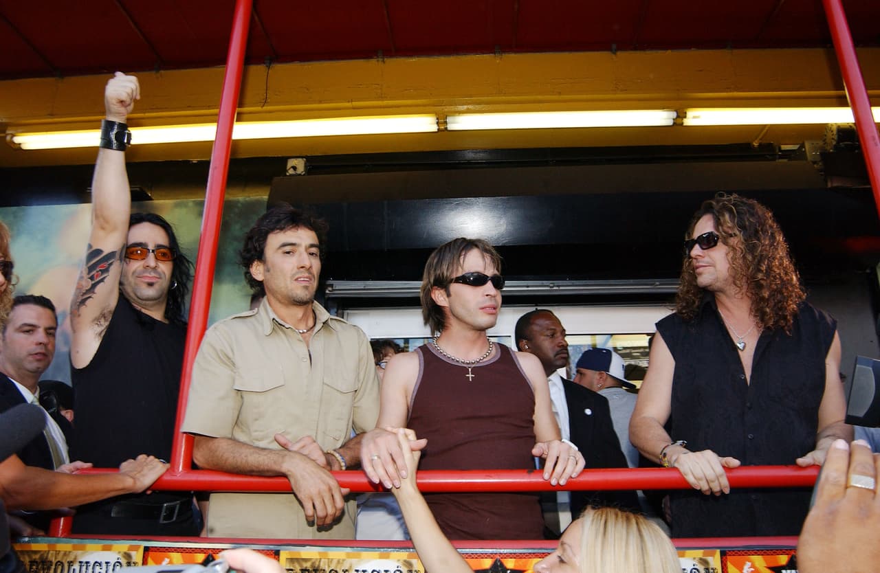 En 1990, 
<b>Maná</b> realizó su primer concierto multitudinario fuera de México, en el Coliseo General Rumiáhui de Quito, Ecuador.