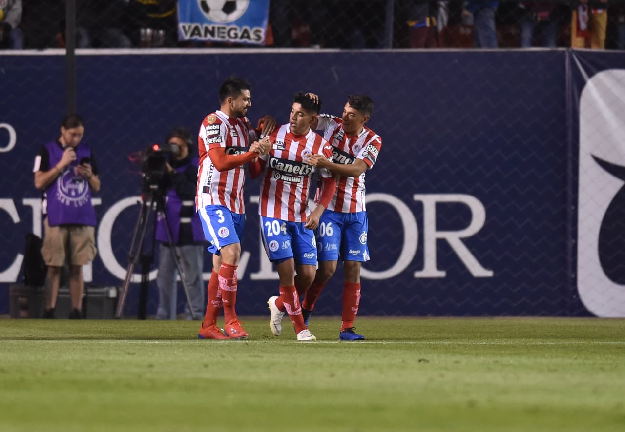 Y a los 26 minutos, el San Luis se fue adelante en el marcador, en una jugada en la que se presentaron dos errores defensivos de los azulcremas.