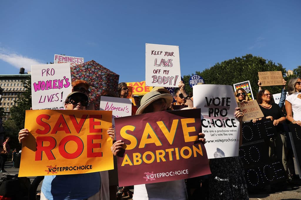 Decenas de pancartas con leyendas como "Salven el aborto", "Juntas peleando para todas", "Estamos con Planned Parenthood", reflejaban la posición de las mujeres participantes en la protesta.
<br>