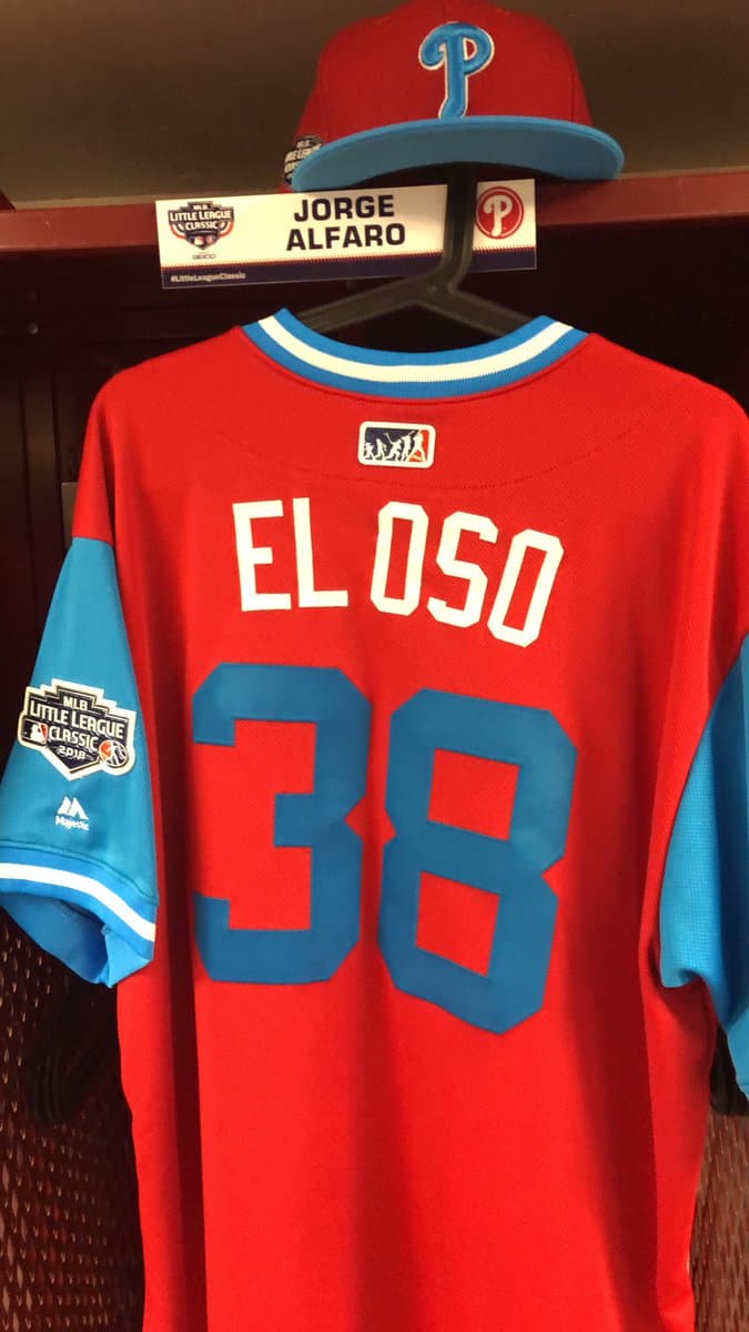 El receptor colombiano de los Philadelphia Phillies, Jorge Alfaro, subió la foto de su jersey con la frase "El oso de Sincelejo", en referencia a su ciudad natal.