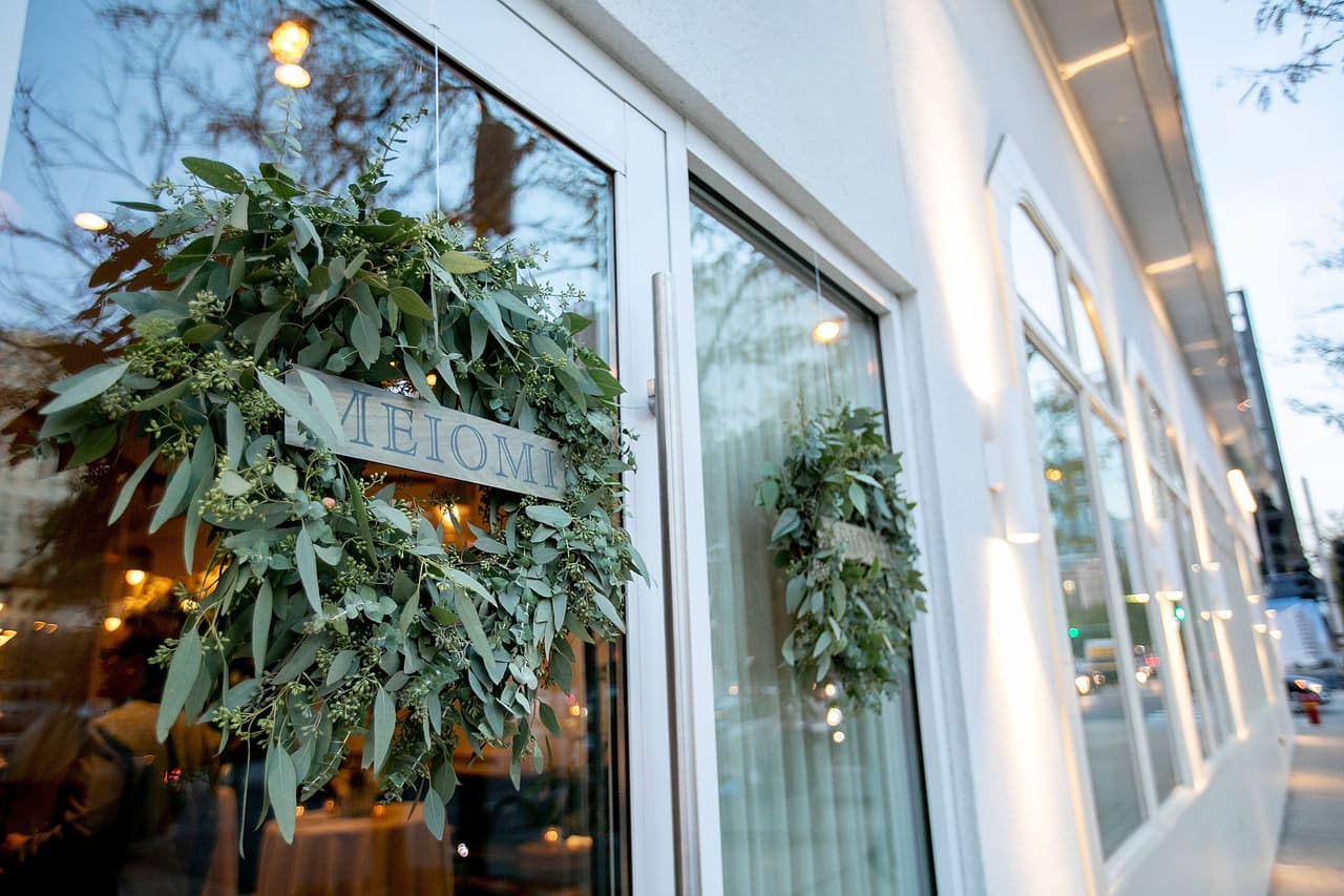 <b>Servicio de comidas en interiores.</b> Los restaurante pueden atender a menos de diez clientes dentro de sus establecimientos, con mesas que guarden los 6 pies de distancia en áreas para sentarse. En áreas abiertas el límite es el 25% de la capacidad.