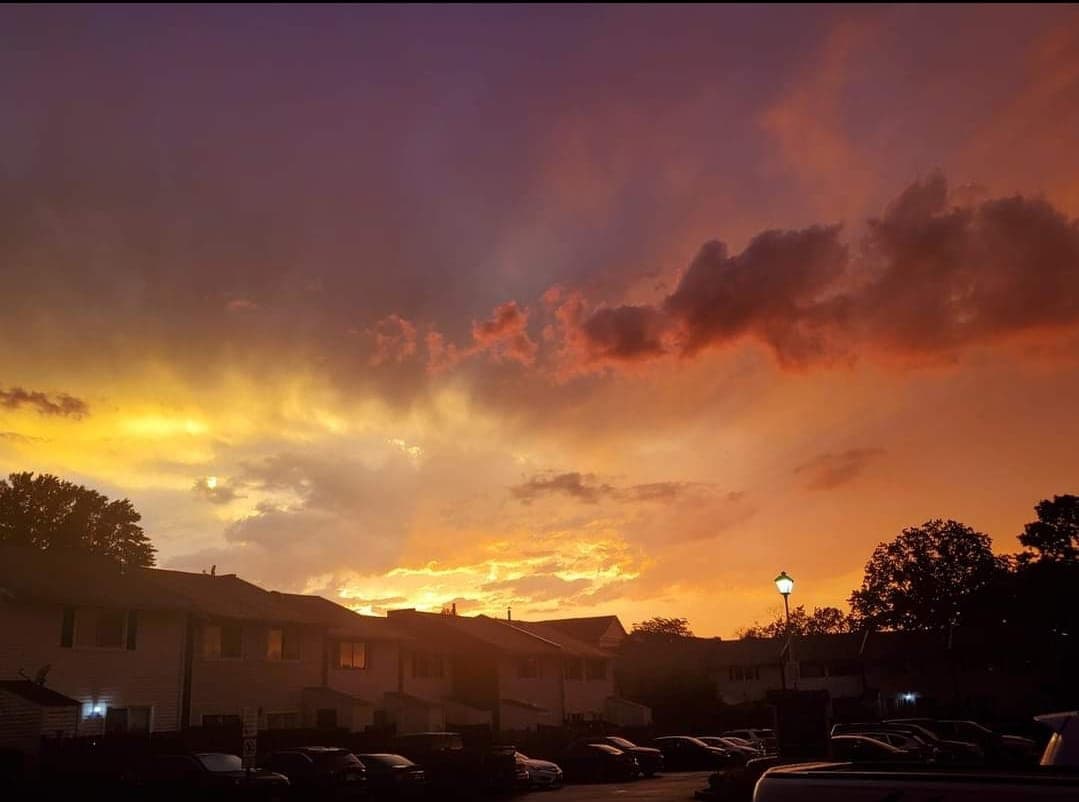 Este fue el anochecer desde Manassas, VA. El pronóstico del miércoles contempla un día caluroso con probabilidad prácticamente nula de lluvias.