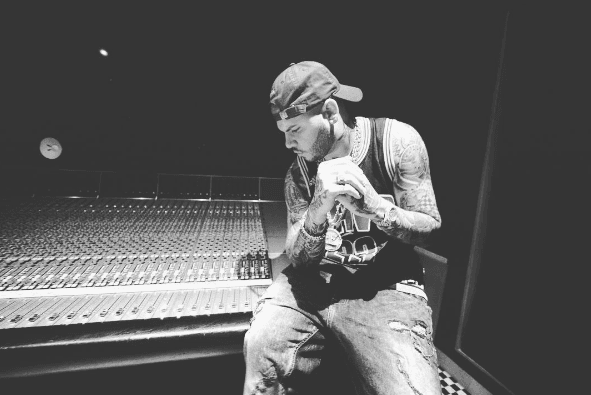 Farruko está súper concentrado en su nueva producción y pasa horas en su estudio de grabación.