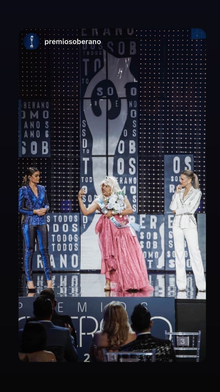 Otro de los outfits de Clarissa fue un conjunto de dos piezas de pantalón con saco en color azul con lentejuelas, con el cual lucía bella y despampanante.