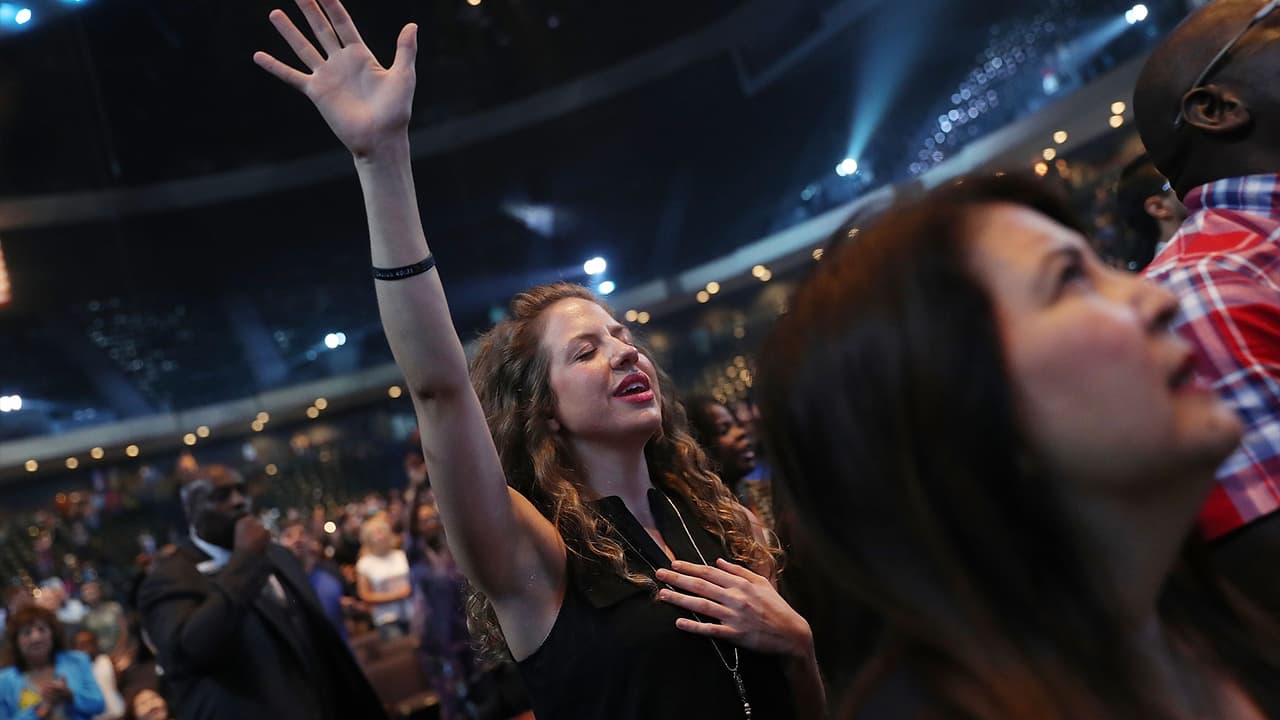 La iglesia Lakewood es una de las más grandes de EEUU y ha funcionado como albergue ante desastres naturales en Houston.