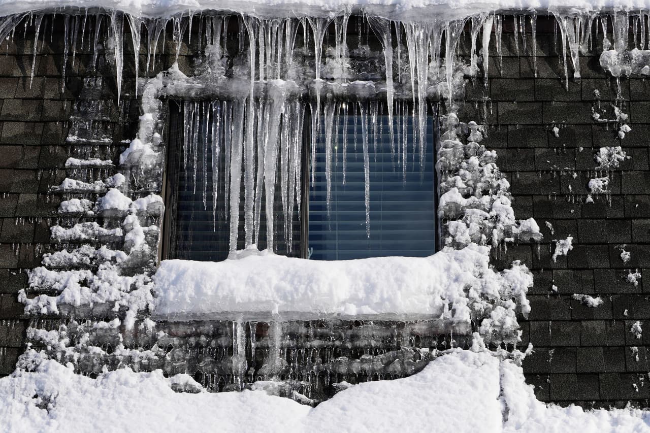 Una intensa 
<a href="https://www.univision.com/local/chicago-wgbo/frio-extremo-chicago" target="_blank">masa de aire peligrosamente frío se ha instalado sobre la región</a>. El cielo se mantendrá mayormente despejado, pero las temperaturas continuarán en niveles extremadamente bajos, por lo que se recomienda evitar salir de casa.