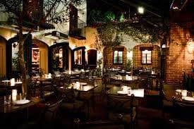 <h3 class="cms-H3-H3">A.O.C.</h3>
<br>En una casa de estilo "español", este restaurante tiene varios salones, uno con bar y chimenea, muy agradable, otro en lo que antaño fue jardín, y también en la planta alta. La carta es variada con platos españoles, italianos, estadounidenses, muy logrados. Para el 14 de febrero tiene una opción para parejas que consiste en 4 platos. El costo es de $150 por persona.
<br>
<b>Dirección:</b> 8700 W 3rd St, Los Ángeles, CA
<br>
<b>Teléfono:</b> 310-859-9859
<br>