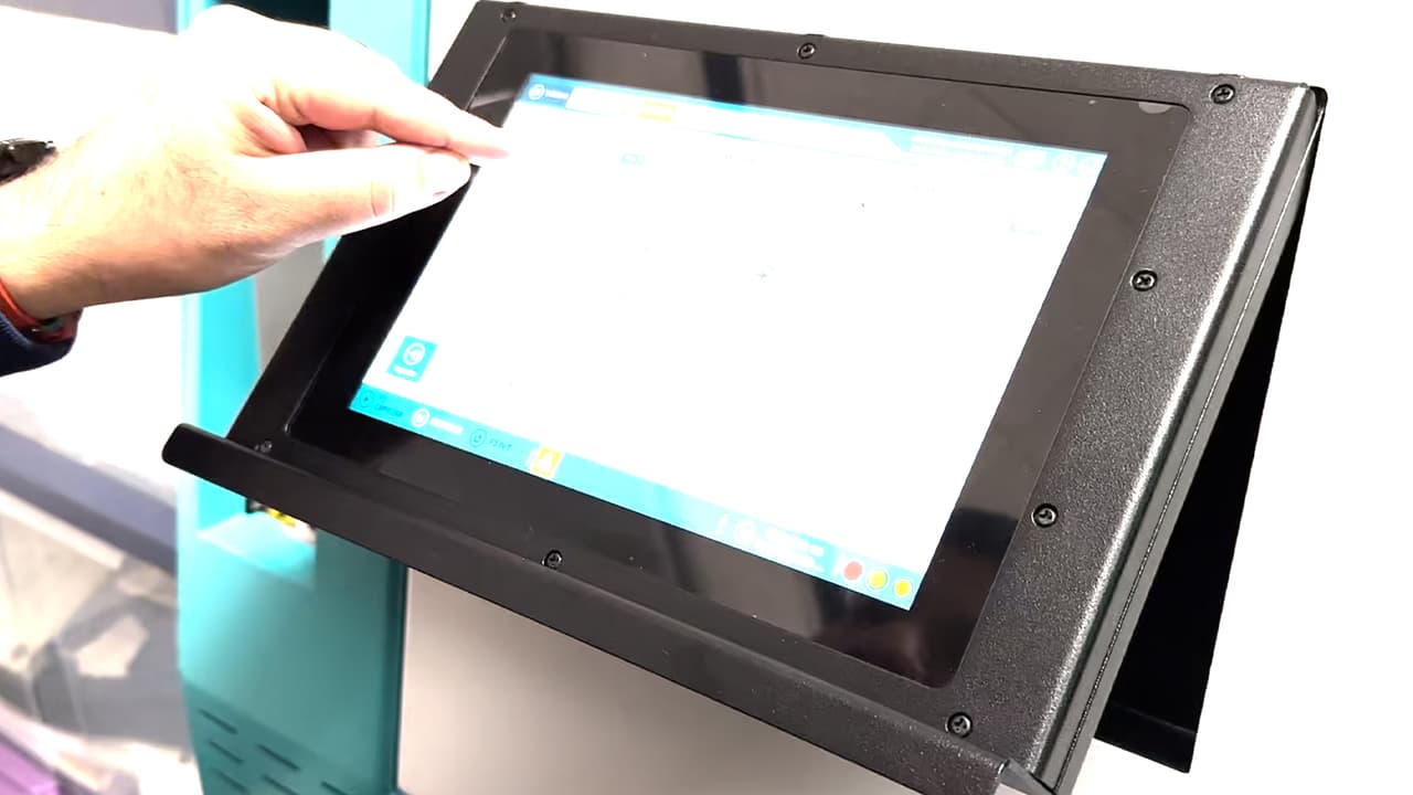 A través de esa misma aplicación el ciudadano salvadoreño puede solicitar que su documento único de identidad le llegue directamente a la puerta de su casa.