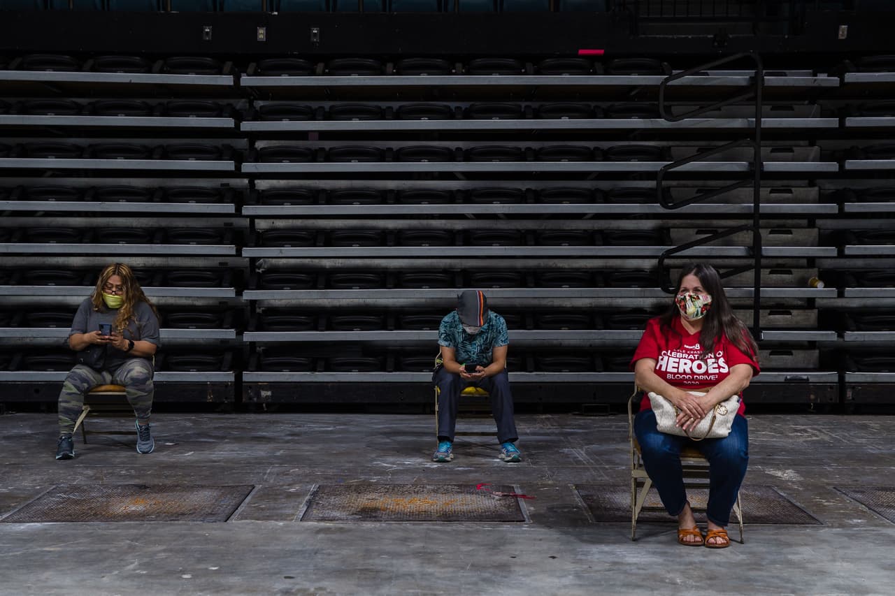 Para la California pos-pandemia, el gobierno prevé que los restaurantes y establecimientos para comensales reabran con un menor número de mesas, que 
<a href="https://www.univision.com/local/san-francisco-kdtv/n95-quirurgicas-o-de-tela-te-explicamos-el-debate-sobre-la-efectividad-de-las-mascarillas-contra-el-coronavirus" target="_blank">el uso de mascarillas en público sea una práctica común</a> y que también existan nuevas oportunidades -tal vez a través de la tecnología- para mitigar la propagación del coronavirus.