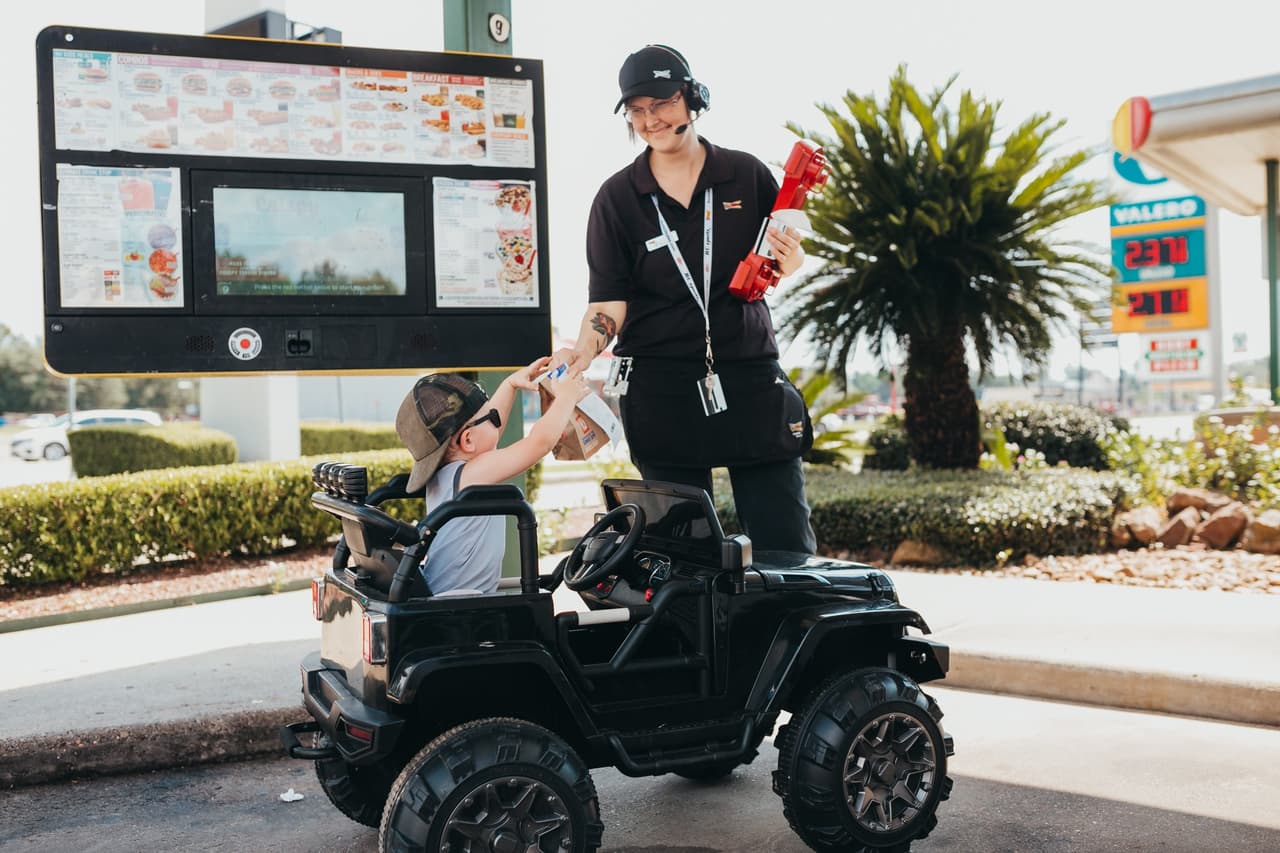 En ellas se ve al pequeño Briggs en un restaurant de comida rápida en su automóvil.