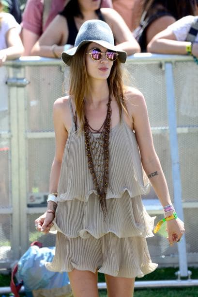 Los holanes y vuelos en vestidos cortos le dan el toque romántico.