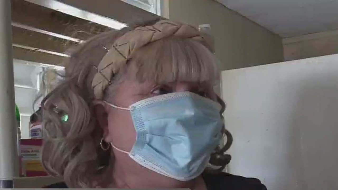 Madre de un joven con autismo pide ayuda para reconstruir su hogar en Bayamón a tres años del huracán María