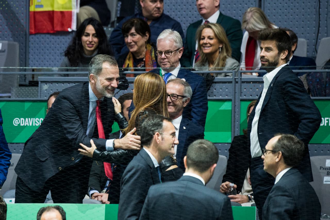 La revista española 
<a href="https://okdiario.com/deportes/pique-colo-shakira-palco-presidencial-dio-toque-mal-comportamiento-4856583" target="_blank">OK Diario</a> reportó que Piqué se puso un poco nervioso ante la conducta de Shakira, por lo que le pidió que 
<a href="https://www.univision.com/famosos/shakira-toca-en-el-piano-una-cancioncita-que-le-enseno-su-hijo-milan-video"><b>dejara de juguetear con sus hijos</b></a>.