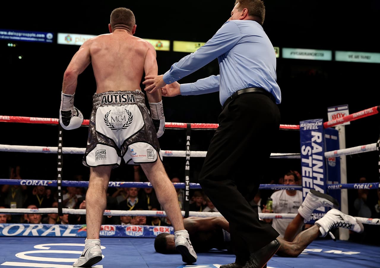 Liam Smith observa a Thompson noqueado en la lona.