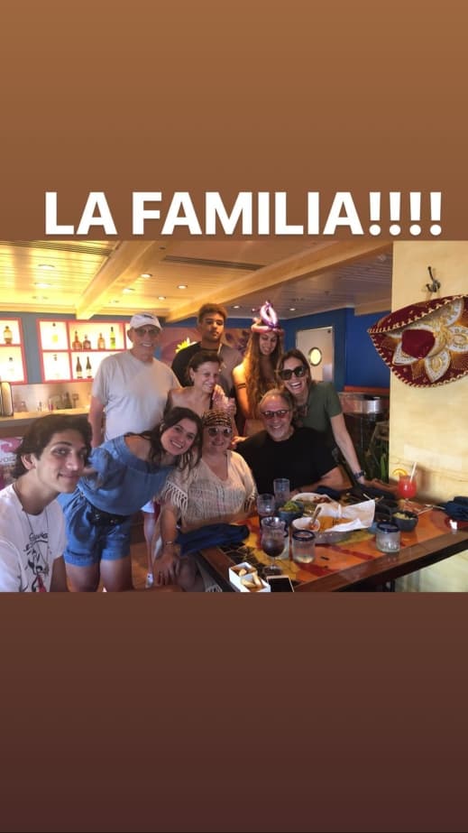 Así presumió la presentadora a su familia a través de sus
<i> stories</i> de Instagram.
