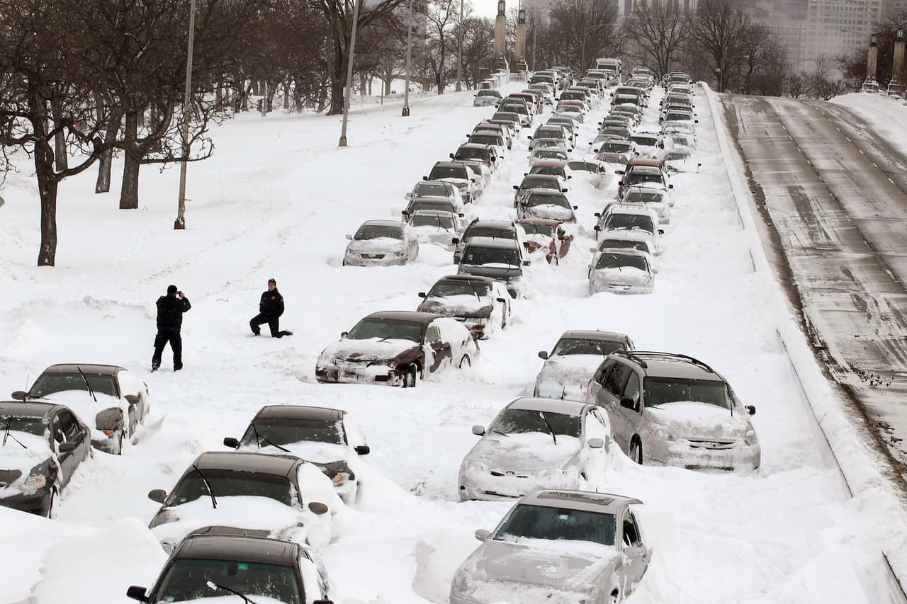 3) La nevada que pasó a finales de enero de 2011, dejó carros varados en Lake Shore Drive.
