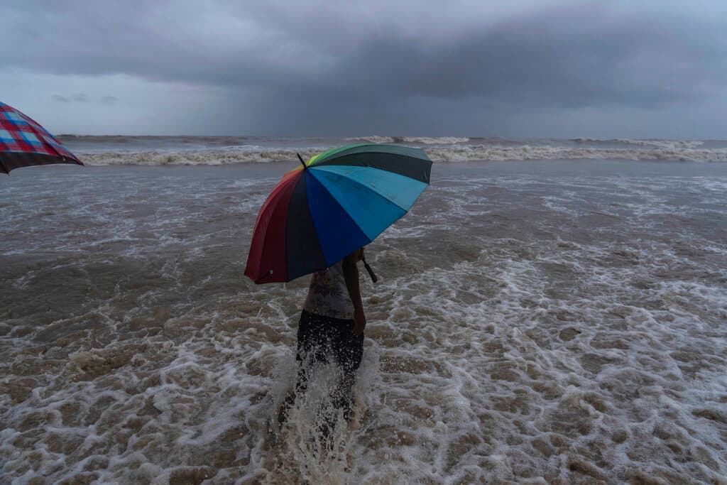 Una mujer muere tras ser atravesada por una sombrilla que fue arrastrada por el viento en una playa