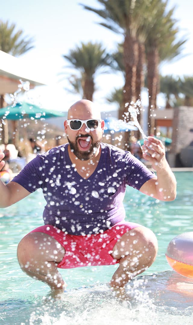 La cara de un hombre feliz jugando con el agua como un niño.