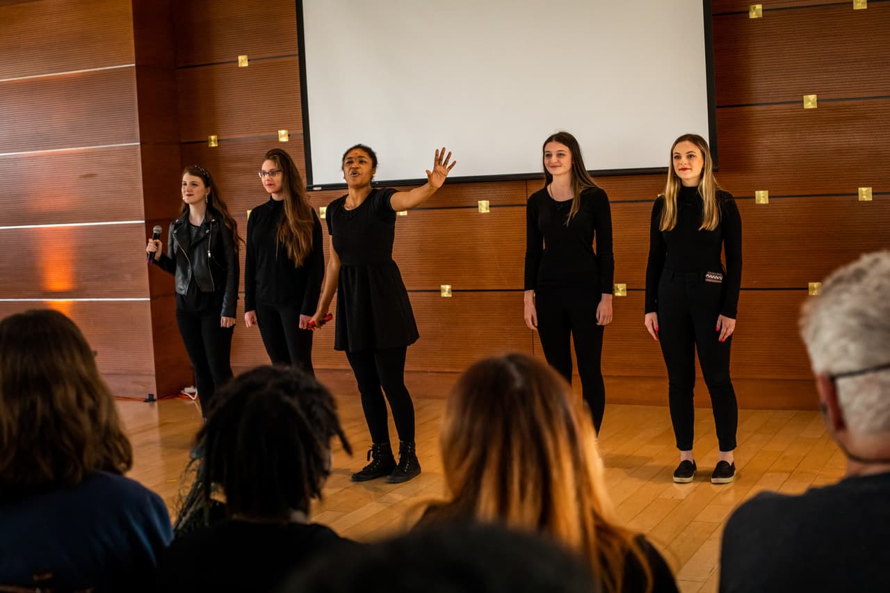 <b><a href="https://theatrephiladelphia.org/whats-on-stage/2023-philly-theatre-week">Philly Theatre Week (23 de marzo al 2 de abril)</a></b>. Este festival teatral regional de 10 días presenta presentaciones en vivo, lecturas y eventos de teatro interactivo. ¿La mejor parte? Todas las actuaciones son gratuitas o cuestan entre $15 y $30.