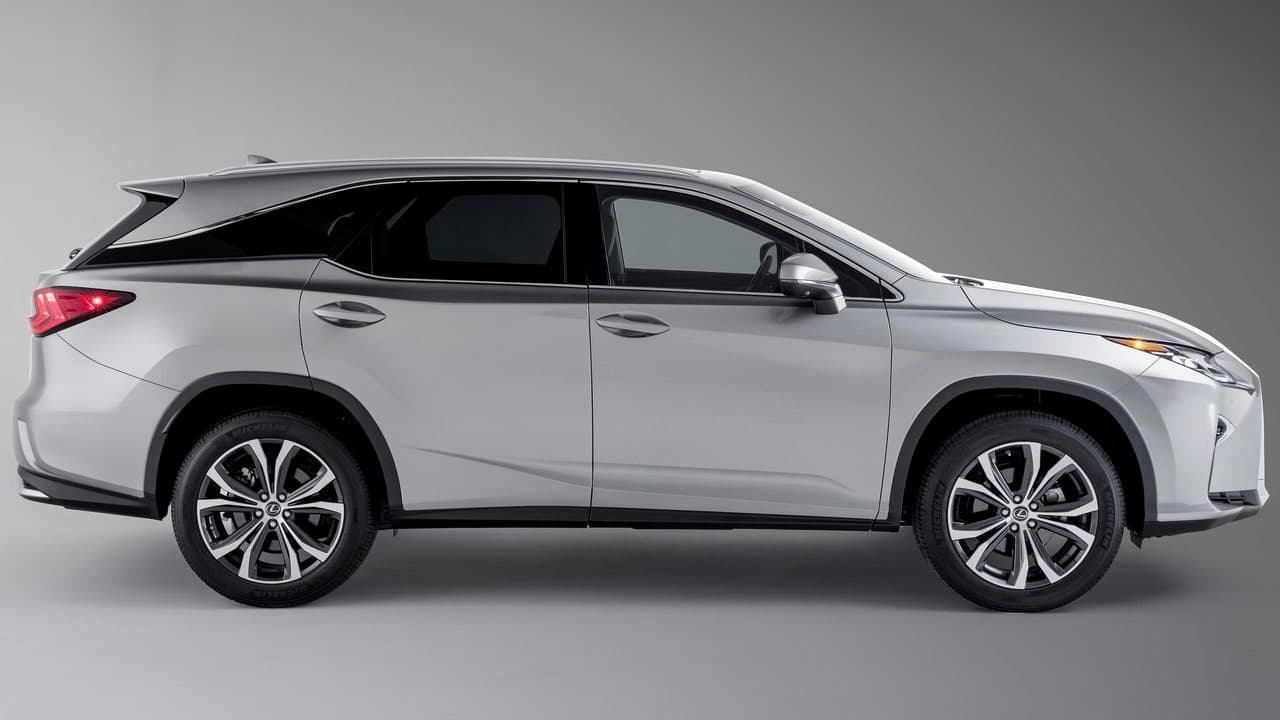 Una vez consolidada como una legítima opción entre las marcas de lujo, Lexus se ha encontrado con la oportunidad y la credibilidad suficientes para explorar el
<b> área de los deportivos de lujo</b>. Uno de los resultados de esta búsqueda llegó en 2017 en forma del estupendo 
<b>Lexus LC 500</b> y 
<b>LC 500h</b>. Sin embargo, en 2017 Lexus no descuidó sus productos de volumen presentando una versión rediseñada de su 
<i>sport sedan</i> compacto el IS y adelantando una versión de tres filas de su popular crossover RX, llamada RX L.
<br> 
<br> En la imagen:
<b> Lexus RX L 2018</b>