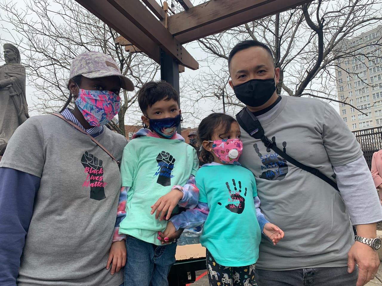 En respuesta, jóvenes defensores del grupo de base 
<a href="https://www.facebook.com/watch/live/?v=10161387738100347&ref=watch_permalink" target="_blank">Philly Rally for Solidarity</a> planificaron una marcha al Ayuntamiento para crear conciencia y enviar un mensaje sobre el aumento del odio contra las comunidades marginadas.