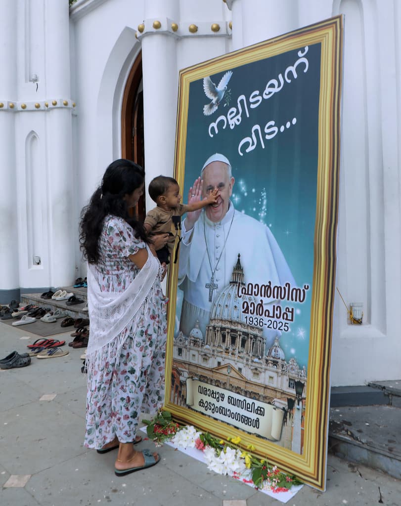 <h3 class="cms-H3-H3">"Buen pastor, adiós"</h3>
<br>
<br>Una mujer india ayuda a su hijo a tocar una imagen del difunto papa afuera de una iglesia después de realizar oraciones en su honor en Kochi, India.