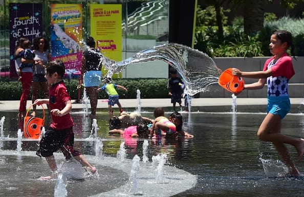 Además los 
<a href="https://www.univision.com/local/los-angeles-kmex/abren-cooling-centers-para-temporada-de-calor-en-el-sur-de-california">'cooling centers' </a>en el estado ahora deben plantearse enfrentar el reto de proteger a las personas del calor, pero también de contagios del coronavirus.