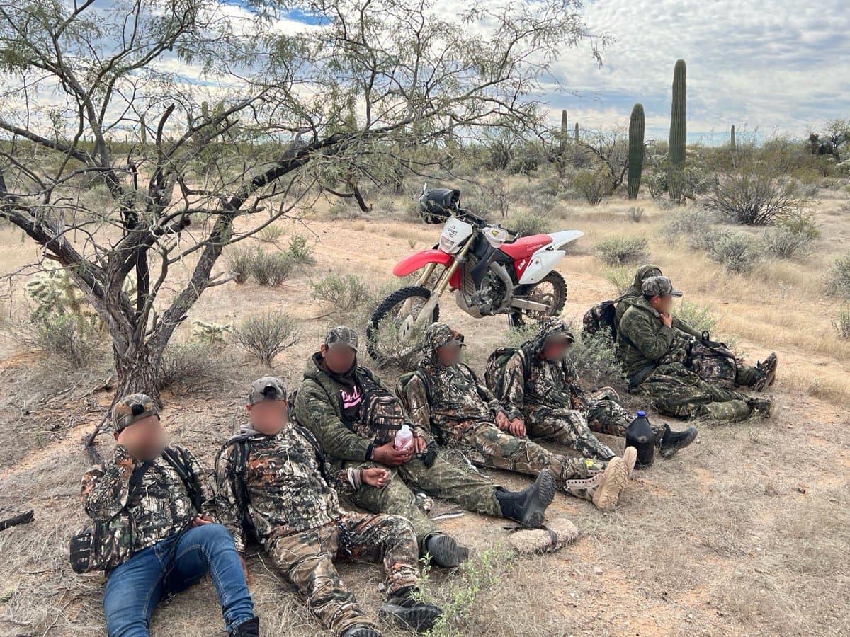 El sábado, la Unidad de Motociclistas de la estación de Three Points encontró y detuvo el sábado a siete migrantes.