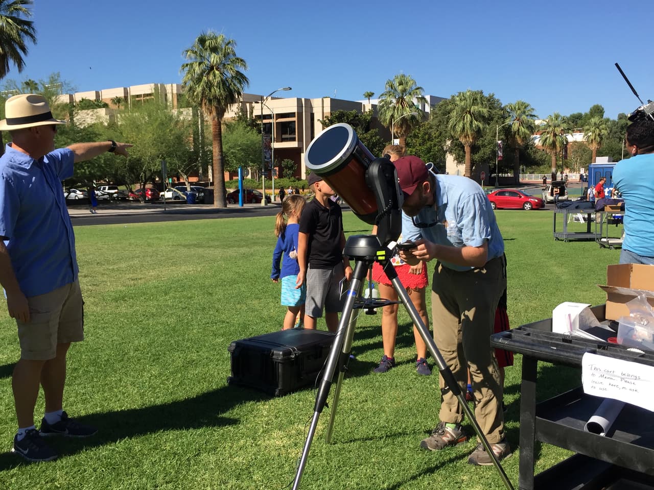 Expertos dan los últimos toques a los telescopios para observar El Gran Eclipse.