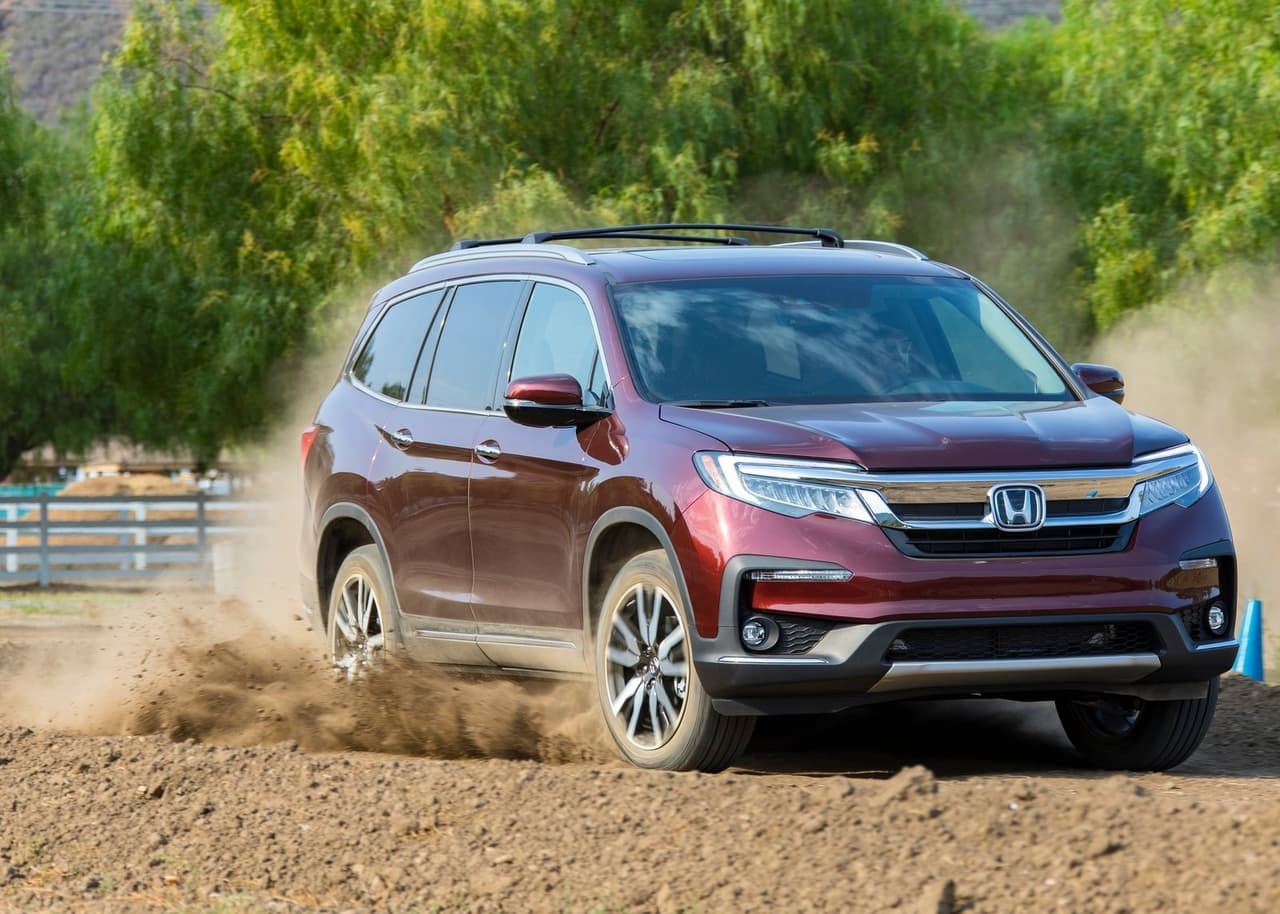 <h3 class="cms-H3-H3"><b>2do. lugar en el segmento de las SUV medianas</b></h3>
<br>
<br>
<u><b>Honda Pilot</b></u>
<br>
<br>
<b>Puntaje general de iSeeCars:</b> 8.7
<br>
<ul>
 <li><b>Puntaje de confiabilidad: </b>8.6</li>
 <li><b>Puntaje de valor retenido: </b>7.4</li>
 <li><b>Puntaje de seguridad: </b>10</li>
</ul>
<br>
<b>Precio promedio para una unidad con 3 años de uso:</b> $38,652