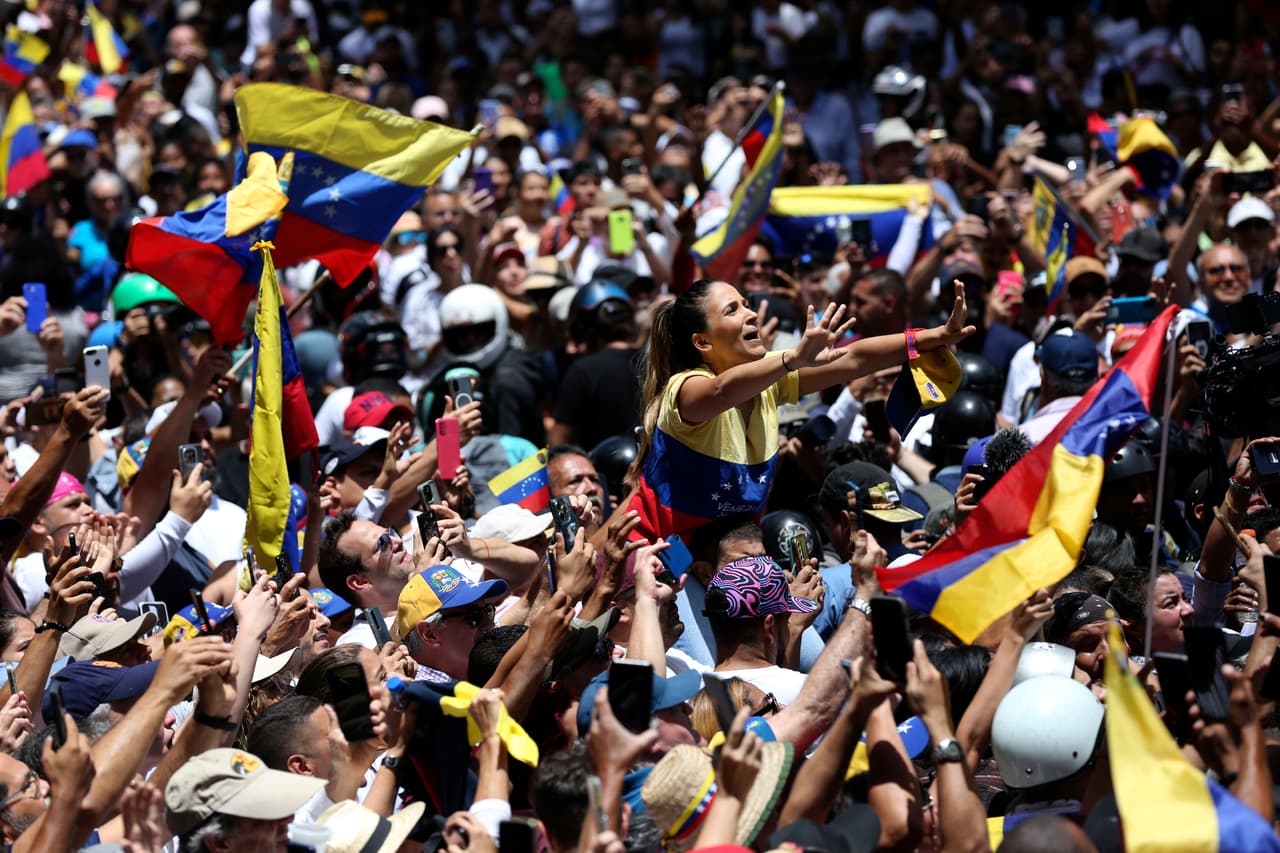 Simpatizantes apoyan a la líder opositora María Corina Machado en la manifestación masiva en Caracas el 3 de agosto de 2024. (AP Foto/Cristian Hernandez)