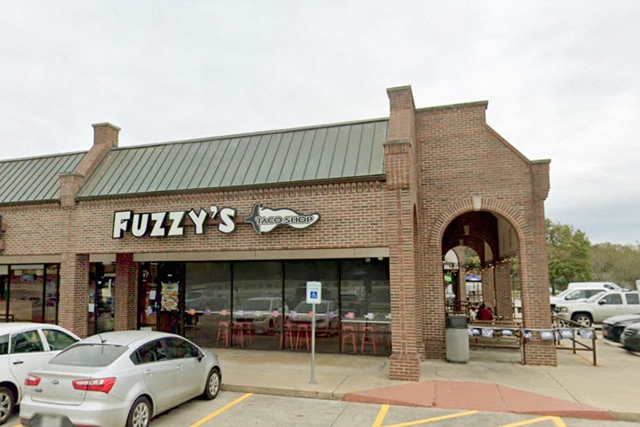 <b>Puesto 14. Fuzzy's Taco Shop.</b> Nació en 2003 en Forth Worth, Texas. En 2019 su ganancia fue de 226 millones de dólares y en este momento 
<a href="https://www.fuzzystacoshop.com/"><u>tiene más de 100 locales</u></a>, según su página web.