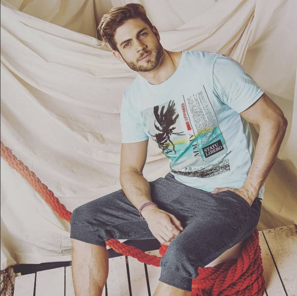 En el 2012 decidió tocar puertas en México, estudió actuación en el CEA.