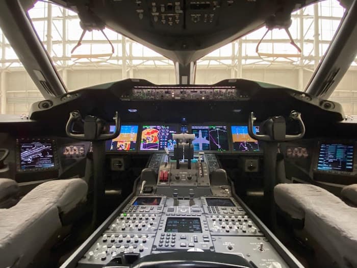 "El avión se encuentra en buen estado,
<b> tiene todos sus servicios aplicados, todo lo que conlleva al mantenimiento está al día"</b>, contó a EFE el sargento de Fuerza Aérea Ramiro Pesina, encargado del mantenimiento. En imagen, la cabina de la aeronave.
