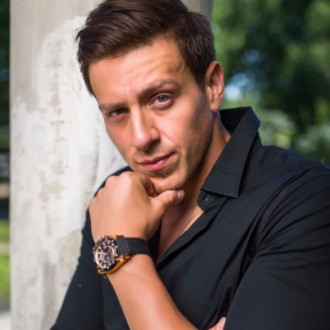 Finalmente, tenemos a
<b>Luis</b>, colombiano de 33 años, gerente de una discoteca, que viene de Las Vegas, Nevada, para encontrar a su amor verdadero.
<br>
<br>Ellos son solo algunos de los amorosos que podrás ver en esta nueva temporada. Para conocerlos a todos, no te pierdas el gran estreno de
<b>Enamorándonos Recargado</b>, este
<b>lunes 21 de agosto a las 7P/6C por UniMás, La Casa del Reality.</b>