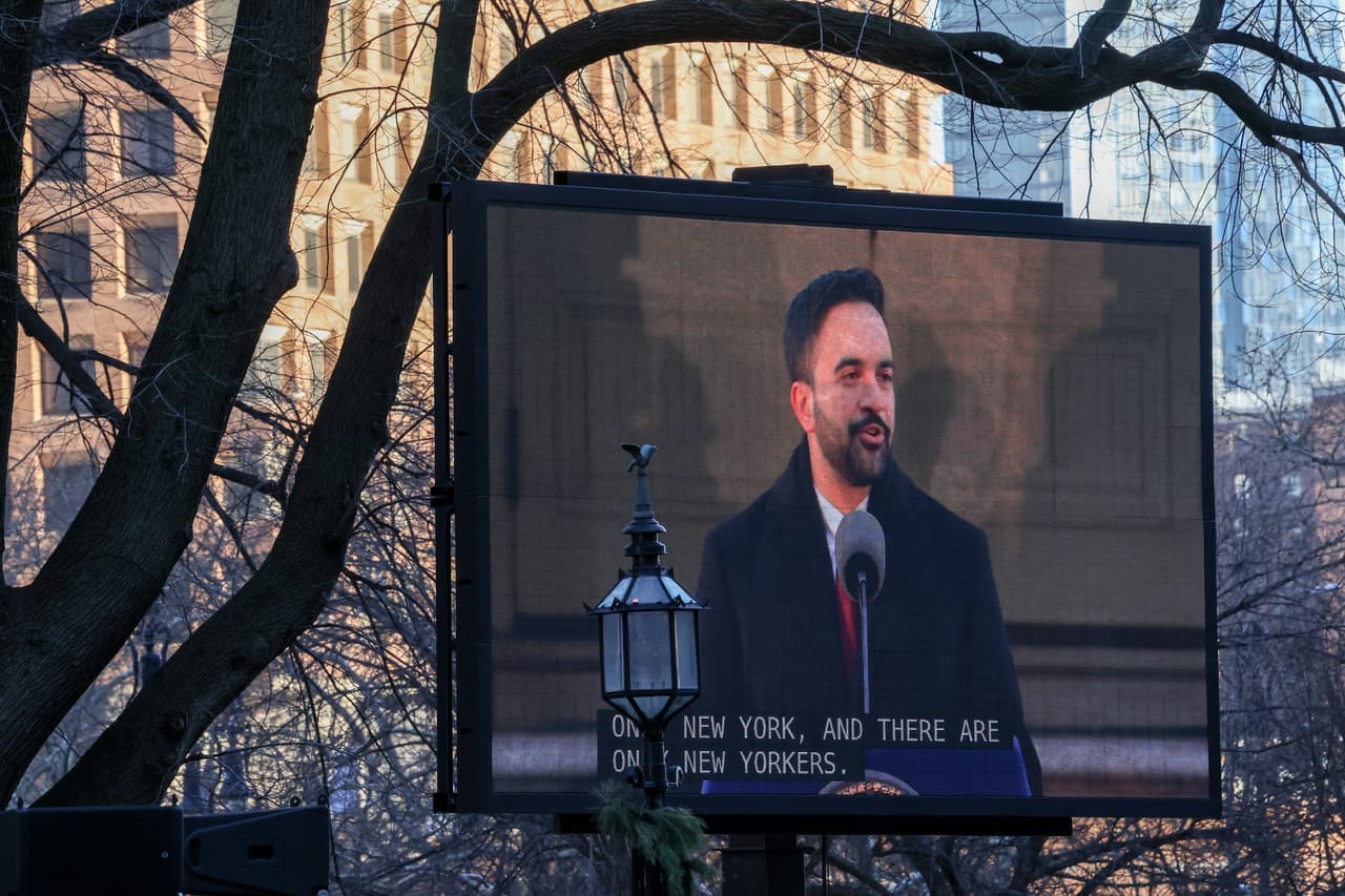 Mamdani es el primer alcalde musulmán de Nueva York, lo cual destacó en su discurso enfocado en la diversidad y unidad. Además, hizo varias promesas para su mandato como: vivienda asequible y autobuses gratis. 
<a href="https://www.univision.com/local/nueva-york-wxtv/zohran-mamdani-alcalde-nueva-york-promesas" target="_blank">El discurso y las promesas a detalle las puedes leer aquí. </a>
