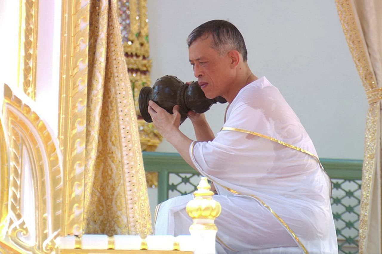 El monarca se roció a sí mismo con agua sagrada venida de diversos puntos del país, al tiempo que se escuchaba una salva de cañones y cánticos budistas.