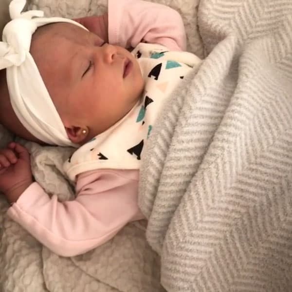 A 
<b><a href="http://www.univision.com/temas/zuria-vega">Zuria</a></b> le gusta captar tiernos momentos cuando la pequeña está dormida.