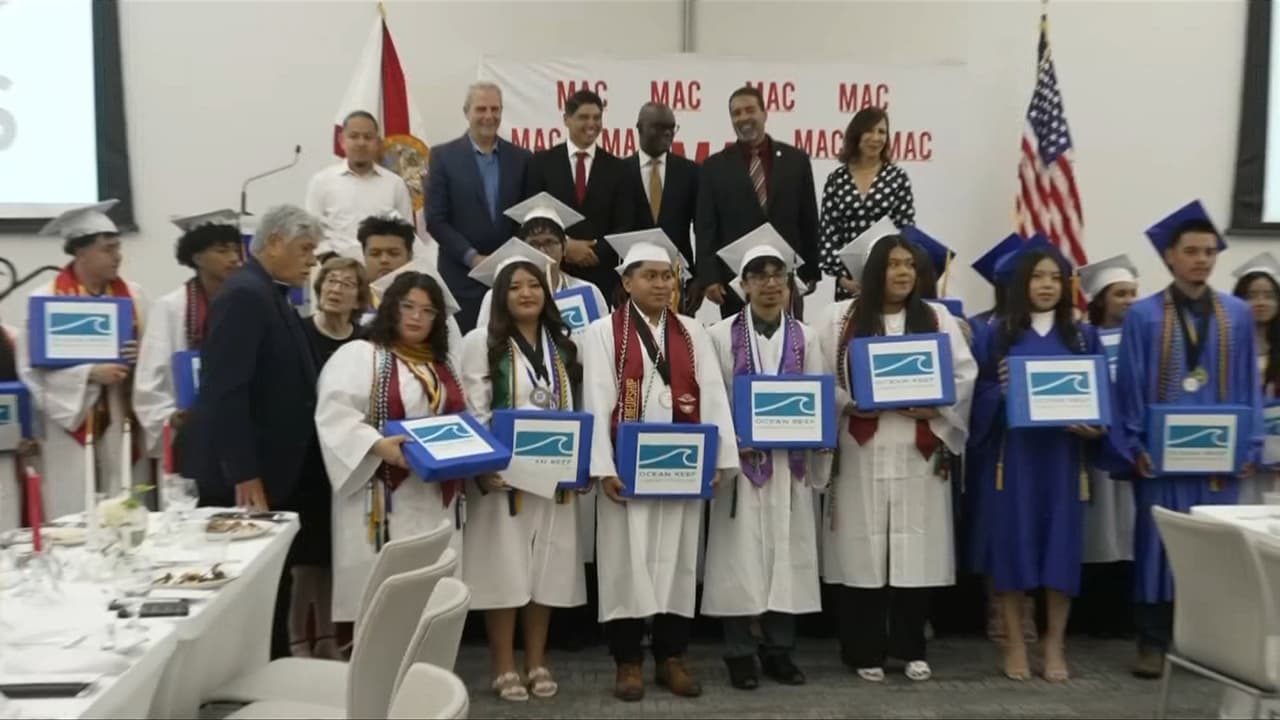Graduación agridulce: Hijos de trabajadores agrícolas celebran su éxito académico bajo la sombra de las deportaciones