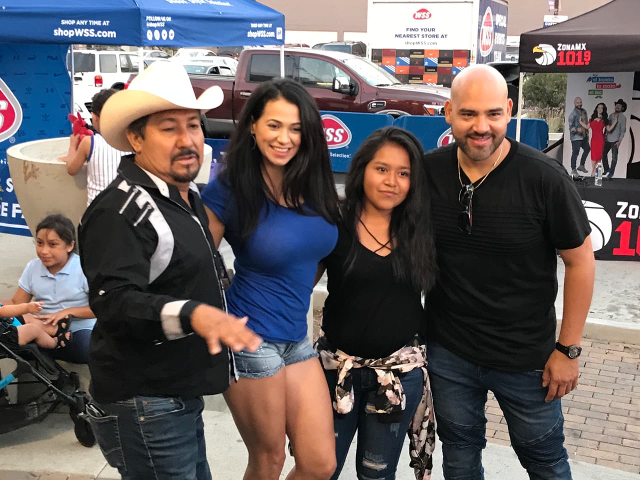 El Bueno, La Mala y El Feo llenaron las calles de seguidores de Christian Nodal para su primer encuentro con sus fans en la ciudad de Los Ángeles.