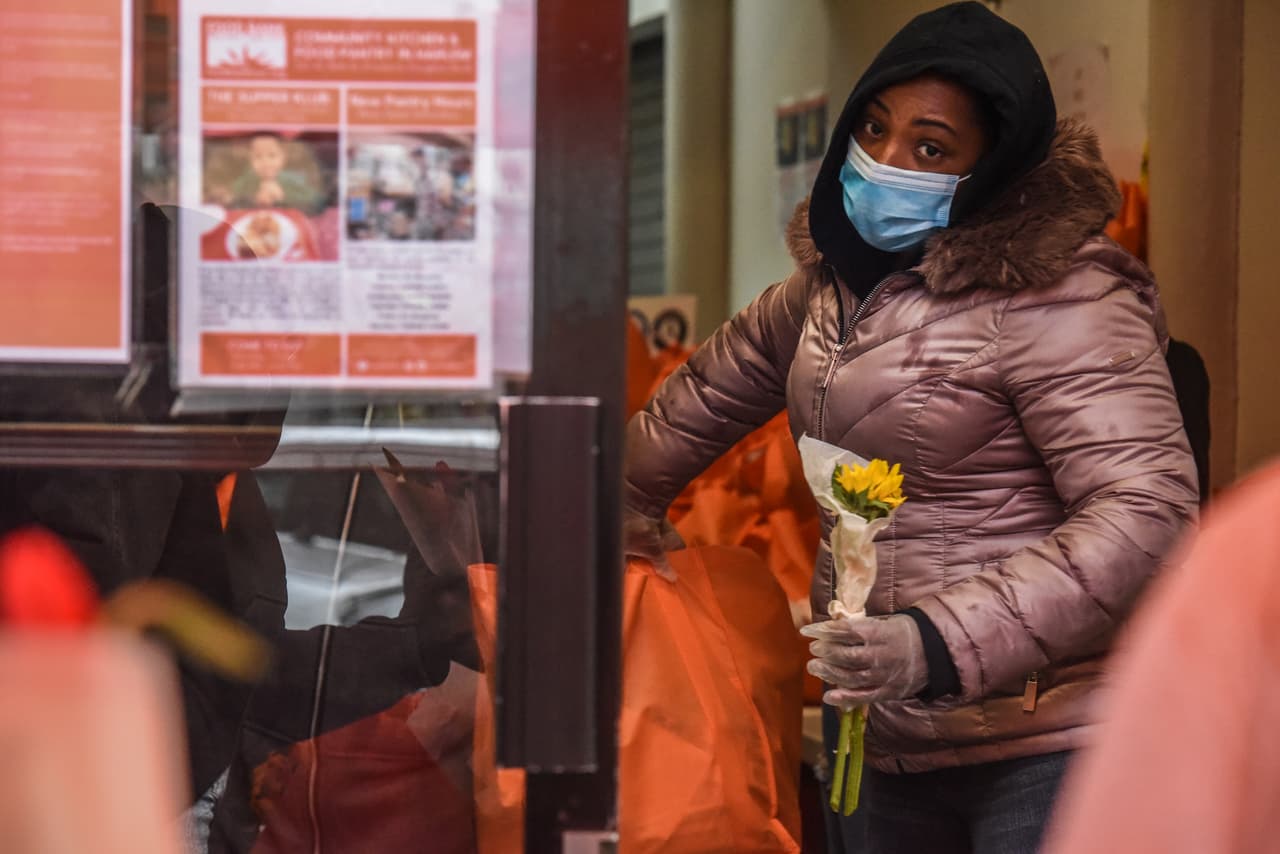 Una trabajadora de la despensa de alimentos organiza flores para entregarlas a los clientes que visitaron el viernes el Community Kitchen y Food Pantry.