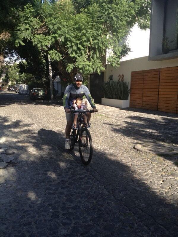 Incluso cuando se le planteó que podría ser el donante sin compromiso de paternidad de por medio, Montero insistió en su negativa: "
<b><a href="https://www.univision.com/shows/el-gordo-y-la-flaca/pablo-montero-y-su-mas-valioso-tesoro-sus-hijos-video" target="_blank">De todos modos es (un hijo) tuyo</a></b>, yo no me voy a hacer del ojo que no fuera mío, claro que es tuyo, aunque fueras donador".